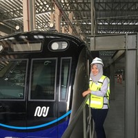 Profesi menjadi masinis bukanlah pekerjaan yang umum dilakoni oleh wanita. Tapi, Tiara jadi salah satu dari enam masinis wanita yang terpilih dan bertugas di MRT Jakarta. Foto: Dok. Instagram/@tiaraalincia