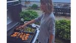 Ini Gaya Seru Taylor Swift Saat Masak hingga Ngopi Cantik