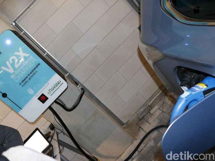 Melihat Fasilitas Pengisian Baterai Mobil Listrik di Amsterdam