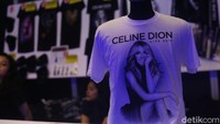 Sejumlah merchandise resmi Celine Dion diperjualbelikan dengan harga ratusan ribu rupiah di area konser. Foto: Pradita Utama