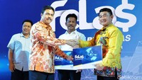 Direktur Consumer Banking PT Bank Tabungan Negara (Persero) Tbk., Budi Satria menyerahkan secara simbolik buku Tabungan BTN Felas kepada Ketua Asosiasi Pedagang Valas Indonesia, Datok Amat Santoso (kanan) dan Walikota Batam, Muhammad Rudi (tengah) disaksikan oleh Kepala Divisi Institutional Banking Bank BTN, Nasril  saat acara roadshow Tabungan BTN Felas di Batam, Jumat (6/7).