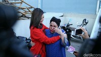 Ia meneteskan air mata karena merasa mendapatkan perhatian lebih dari Asty Ananta. Foto: (Foto: Ismail/detikHOT)