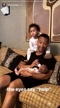 Chrissy Teigen Terbitkan Buku Masak, Berat Badan John Legend Naik