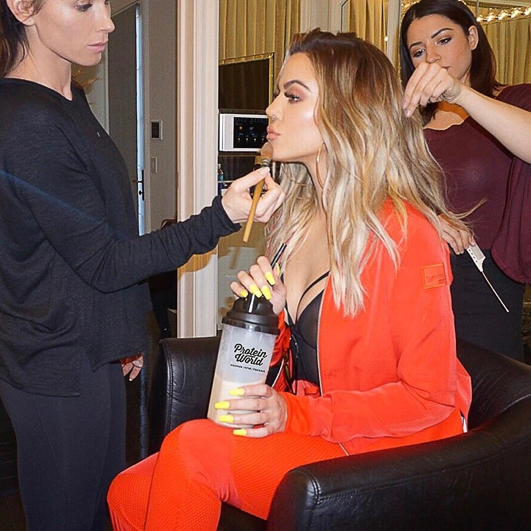 momen Khloe Kardashian bersama makanan