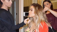 Di sela-sela make-up, Khloe sempat menenggak minuman tinggi protein. Apa ini yang jadi rahasia tubuh sexy Khloe? Foto: Instagram khloekardashian