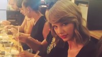 Selain cokelat dan kopi, Taylor Swift juga suka seafood. Ia terlihat bersemangat memotong udang jumbo yang ada di hadapannya. Padahal udang tersebut baru saja tersaji. Foto: Istimewa