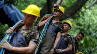 Tim penyelamat menyiapkan berbagai kabel untuk kebutuhan proses evakuasi korban di dalam Gua Tham Luang, Thailand. Athit Perawongmetha/Reuters.