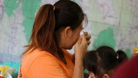 Para keluarga dan kerabat korban pun tak bisa menahan kesedihan saat mendengar ada seorang penyelam tewas usai membantu menjaga kondisi keduabelas anak dan seorang pelatihnya itu. Athit Perawongmetha/Reuters.