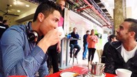 Begini nih kalau Christiano Ronaldo sedang bersantai sambil ngeteh. Keren nggak? Foto: Istimewa