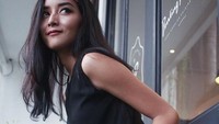 Saudara Bowo Alpenliebe yang satu ini juga mencuri perhatian. Perempuan bernama Ine Rosdiana ini juga aktif di media sosial. Foto: Instagram Ine Rosdiana