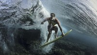 Foto berjudul Under The Wave milik Rodney Bursiel ini berhasil menangkan penghargaan dalam kategori foto potret. Istimewa/Boredpanda.