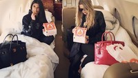 Siapa bilang Khloe tak suka fast food? Di atas pesawat, ia dan Kourtney menikmati ayam buatan Popeyes. Nyammm! Foto: Instagram khloekardashian