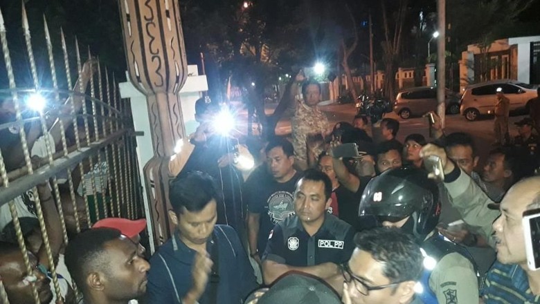 Petugas Gabungan Kepung Asrama Mahasiswa Papua di Surabaya Petugas Gabungan Kepung Asrama Mahasiswa Papua di Surabaya