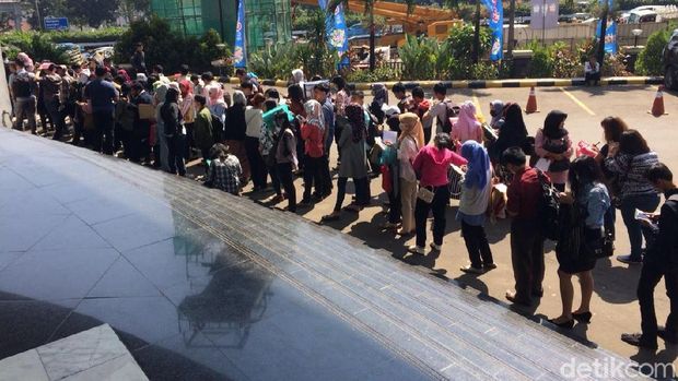 Sejak Pagi, Ratusan Pelamar Kerja Ramai Antre di Akhir Pekan