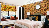 Kamar tidur menggunakan walpaper berwarna kuning.