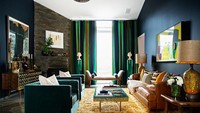 Interior rumah ini bergaya minimalis namun diisi dengan warna-warna yang cerah.