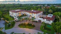 Rumah ini bergaya Mediteranian dengan luas kebih dari 20.000 kaki persegi.