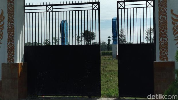 Benarkah Nisan Raksasa ini untuk Persiapan Kematian Pemiliknya?