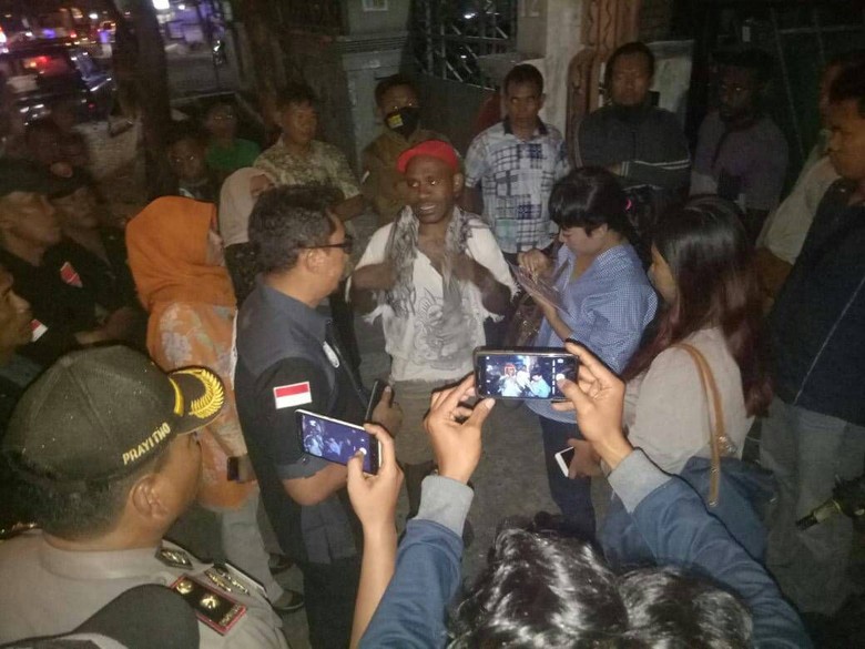 Ini Alasan Mahasiswa Papua di Surabaya Tolak Operasi Yustisi Petugas Ini Alasan Mahasiswa Papua di Surabaya Tolak Operasi Yustisi Petugas