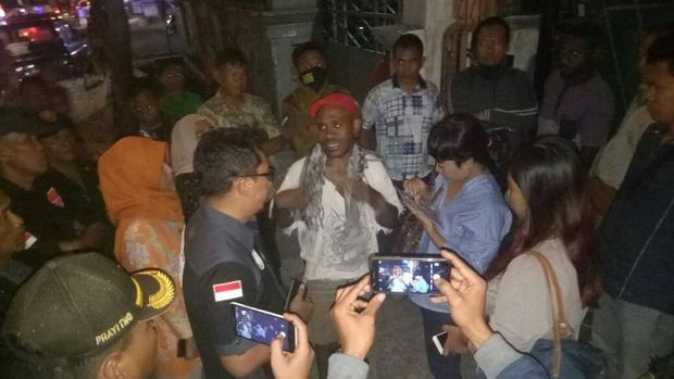 Petugas Gabungan Kepung Asrama Mahasiswa Papua di Surabaya