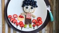 Karakter kartun anak kecil ini terlihat sangat menggemaskan. Ditambah dengan rambut dari blueberry dan irisan strawberry rasanya juga pasti enak.Foto: Instagram @napu88