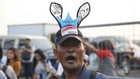 Selain kaus, ada pula topi seharga Rp 350 ribu, gantungan kunci seharga Rp 300 ribu, dan jaker seharga Rp 700 ribu. Foto: Pradita Utama