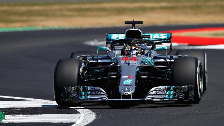 Kalahkan Vettel, Hamilton Rebut Pole dan Pecahkan Rekor Kalahkan Vettel, Hamilton Rebut Pole dan Pecahkan Rekor