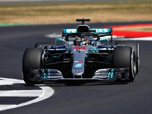 Kalahkan Vettel, Hamilton Rebut Pole dan Pecahkan Rekor