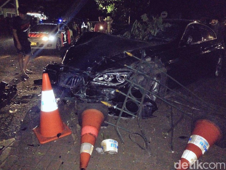 Mobil Tabrak Pagar Kantor Kemenlu di Senayan