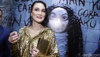 Penampilan Luna Maya tersebut disempurnakan dengan clutch berwarna senada. Foto: (Palevi/detikHOT)