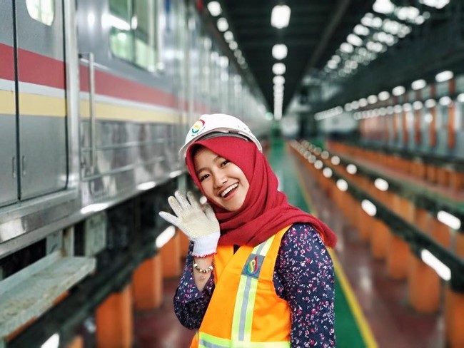Kenalan dengan Tiara Alincia Fitri, calon masinis wanita Mass Rapid Transit (MRT) Jakarta yang berparas menawan. Foto: Dok. Instagram/@tiaraalincia
