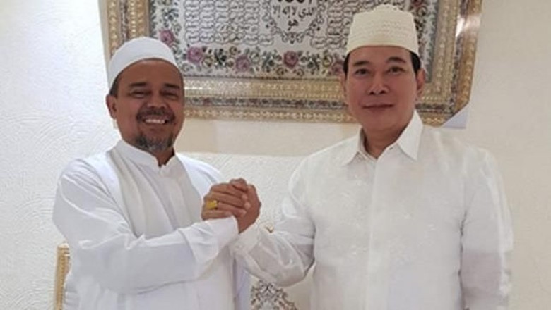 Salam Komando Tommy Soeharto dengan Habib Rizieq di Mekah Salam Komando Tommy Soeharto dengan Habib Rizieq di Mekah