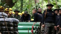 Tabung-tabung oksigen disiapkan untuk proses evakuasi para korban. Athit Perawongmetha/Reuters.