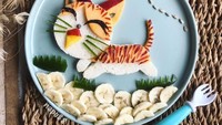 Anak kucing dan kupu-kupu ini sangat menggemaskan. Dibuat dari roti, melon, plum, pisang, mentimun hingga biji bunga matahari. Nyam!Foto: Instagram @napu88