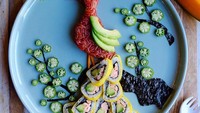 Burung meraknya terbuat dari california roll yang terbuat dari nasi, salmon panggang, alpukat dan omellet. Kemudian dipadukan dengan nasi berwarna merah dengan rasa gurih. Sedangkan batang pohonnya terbuat dari nori dan okra. Foto: Instagram @napu88