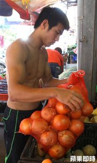 Berbadan Kekar dan Tampan, 5 Penjual Makanan Ini Bikin Gagal Fokus
