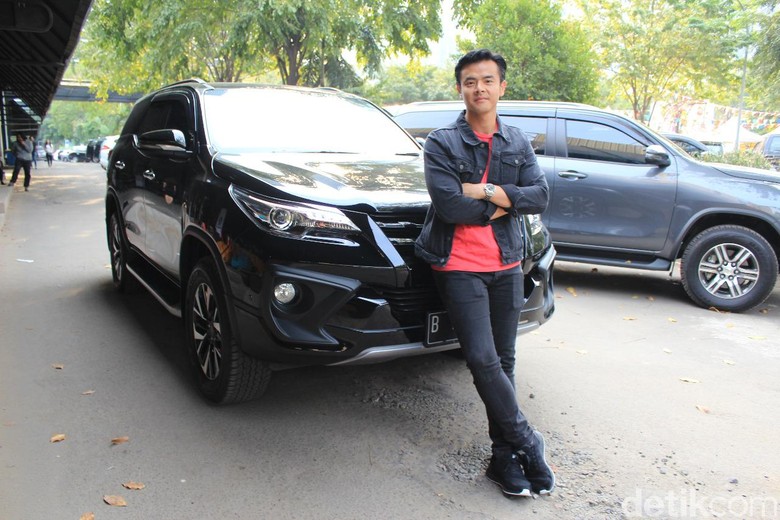 Dion Wiyoko dan Toyota Fortuner. Foto: Rangga Rahadiansyah Dion Wiyoko dan Toyota Fortuner. Foto: Rangga Rahadiansyah