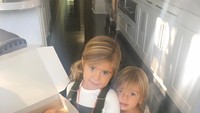 Pacar Tristan Thompson ini sering mengunggah foto-foto lucu keponakannya di Instagram. Termasuk saat Penelope membawa sekotak donat. Cute! Foto: Instagram khloekardashian