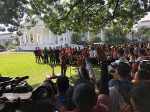 Bertemu Atlet Panah, Jokowi Bagi-bagi Jaket Asian Games