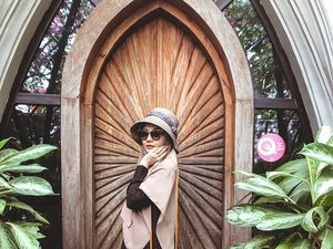 Gaya Hijab Syari untuk Traveling ala Zaskia Sungkar, Simpel tapi Cantik