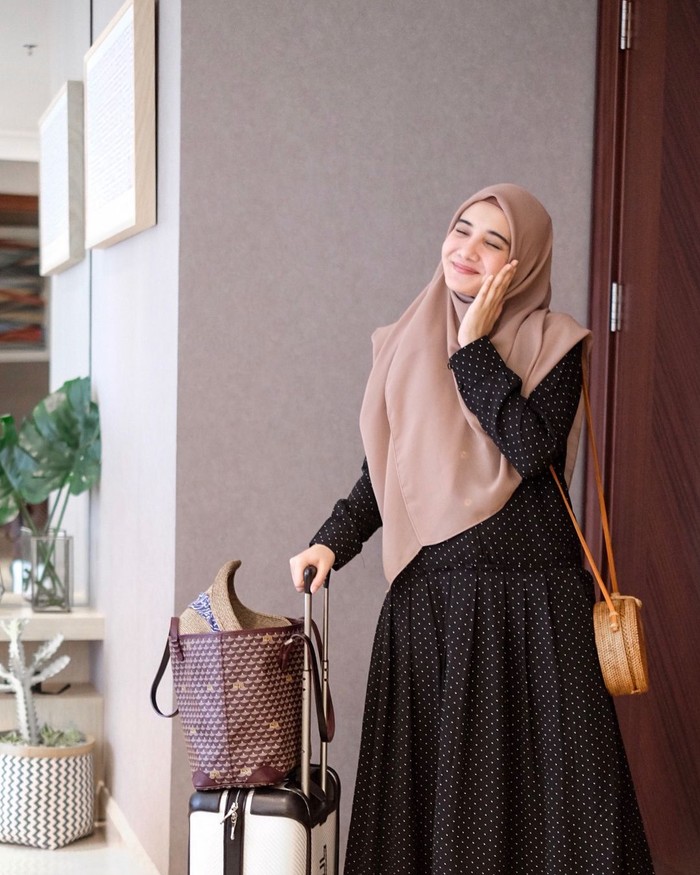 Gaya Hijab Syar'i untuk Traveling ala Zaskia Sungkar ...