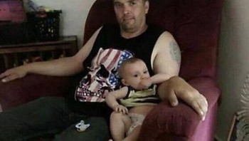 Perhatikan tangannya! (Foto: Brightside)