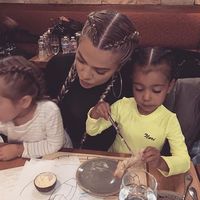 Ini Maksud Kim Kardashian Beri Kado Tas Bentuk Terong Untuk Khloe