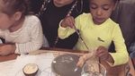Mengintip 10 Momen Hot Mama Khloe Kardashian Bersama Makanan