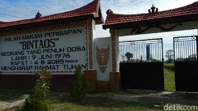 Fakta-fakta Nisan Raksasa Rp 150 Juta di Probolinggo