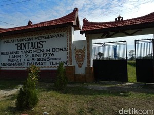 Benarkah Nisan Raksasa ini untuk Persiapan Kematian Pemiliknya?