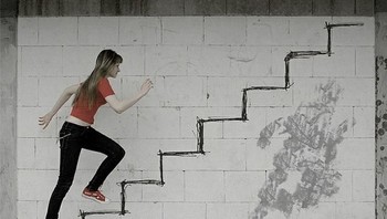 Tebak! dia naik tangga beneran atau tidak? (Foto: Brightside)