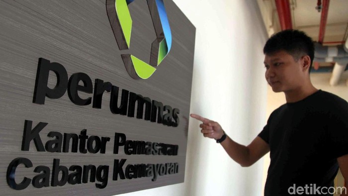 Warga protes meminta sertifikat laik fungsi pada Perumnas yang merupakan proyek dari Kementrian PUPR. Tak hanya itu, rusunawa dianggap tak sesuai dengan promosi.