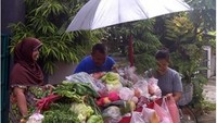 Dari profesi tukang sayur, kita bisa belajar banyak nih. Tukang sayur itu terbukti sangat setia. Mau panas mau hujan tetep setia memenuhi kebutuhan pangan pelanggannya. Benar kan? Foto: Istimwa