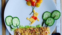 Winnie the Poohnya dibuat dari potongan keju cheddar. Di bawahnya terdapat tabbouleh udang dengan hiasan mentimun dan tomat cherry yang digunakan untuk balon. Bikin gemas! Foto: Instagram @napu88